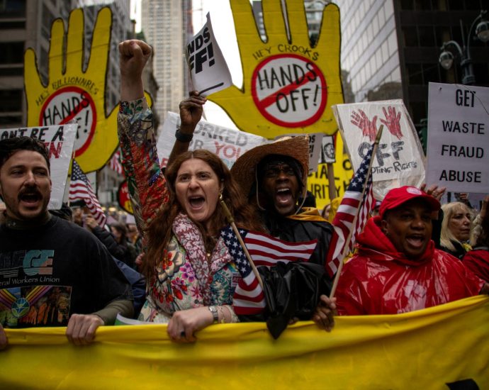 ‘hands-off’-protesters-rally-across-us-to-oppose-the-traitor’s-policies