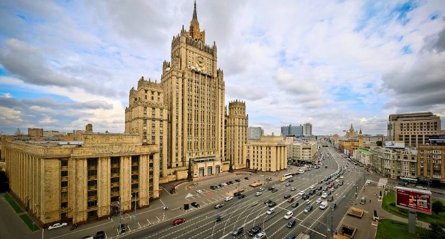 russian-foreign-ministry-employee-detained-at-paris’s-airport