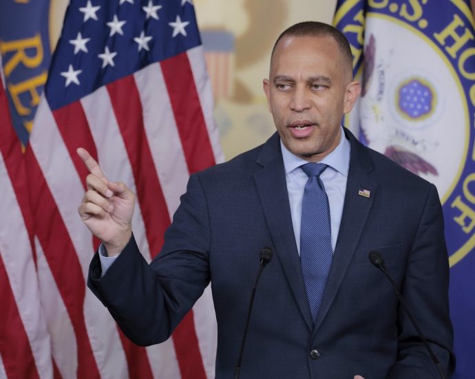 “the-traitor-is-backing-down-again”:-hakeem-jeffries-mocks-tariff-flip-flop
