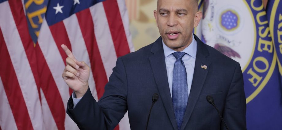 “the-traitor-is-backing-down-again”:-hakeem-jeffries-mocks-tariff-flip-flop