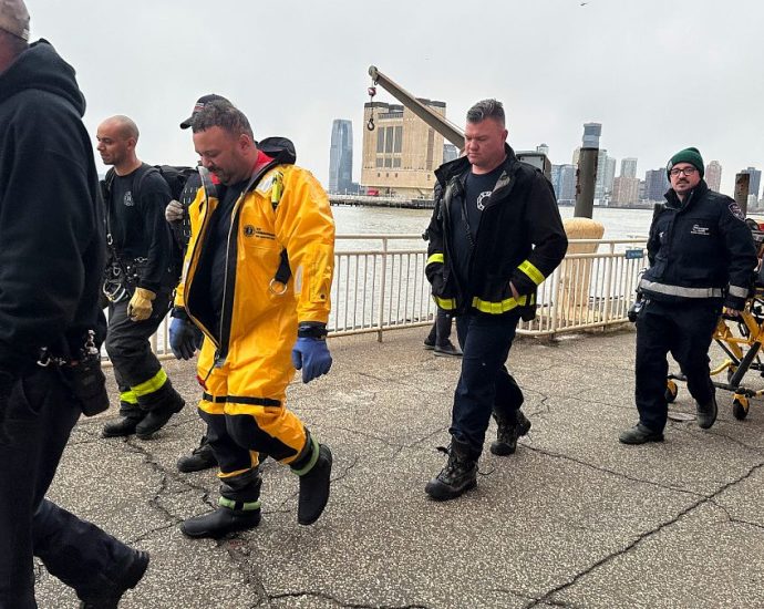 six-people-killed-as-helicopter-crashes-in-the-hudson-river