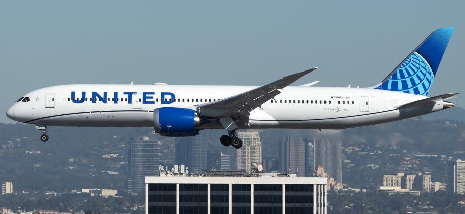 united-airlines-flight-to-los-angeles-diverts-to-brisbane-after-declaring-emergency