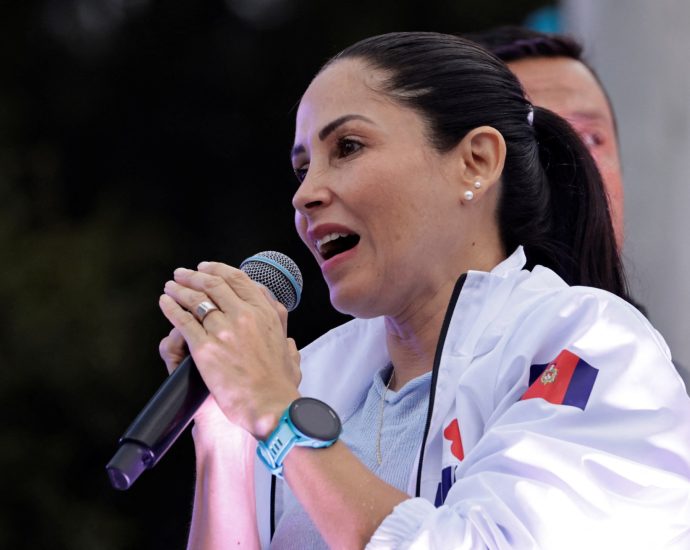 luisa-gonzalez-wants-to-be-ecuador’s-president.-will-correa-weigh-her-down?