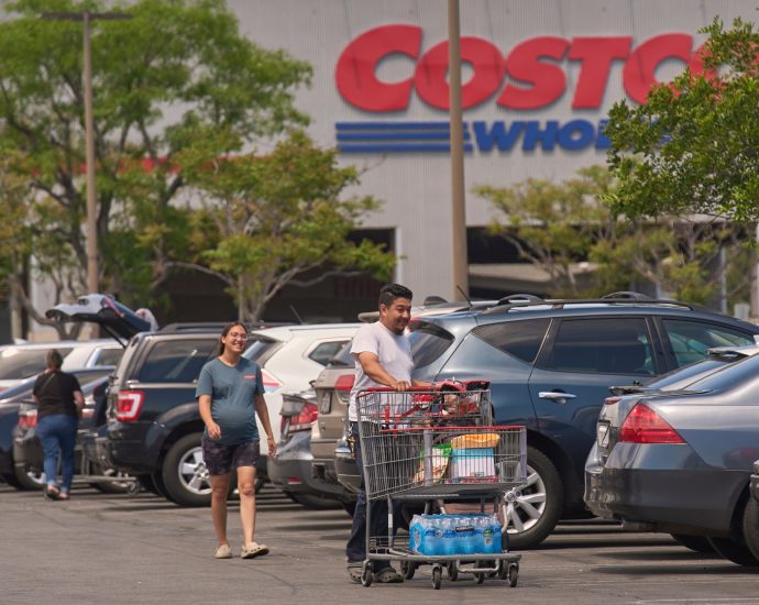 us-consumer-sentiment-tumbles-as-trade-war-fears-grow