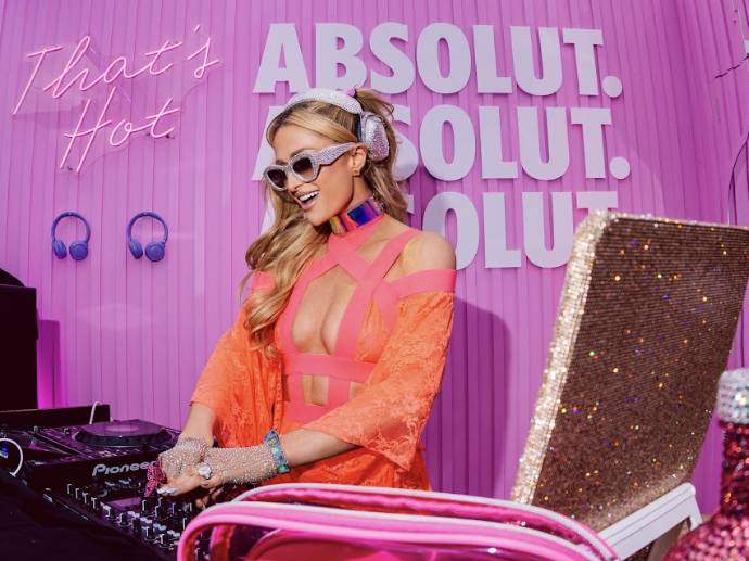 paris-hilton-makes-surprise-appearance-at-absolut’s-house-of-cosmo-to-kick-off-coachella-weekend
