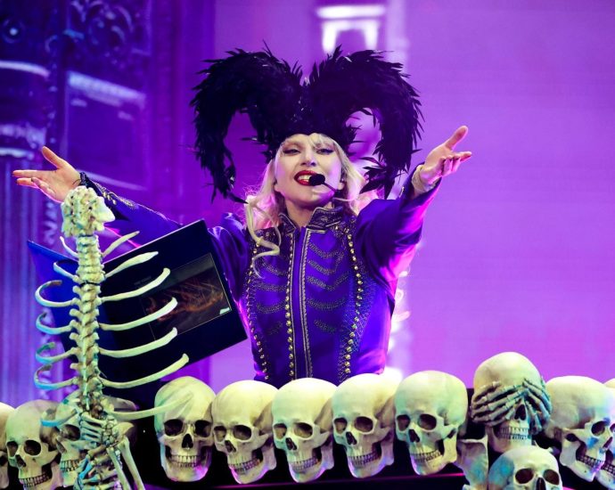 lady-gaga-delivers-a-dazzling-coachella-spectacle-blending-theatrical-chaos-and-raw-emotion