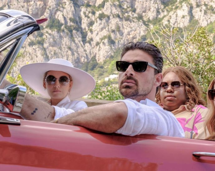 ‘another-simple-favor’-heads-to-italy-for-murder,-mystery,-and-a-whole-lot-of-camp