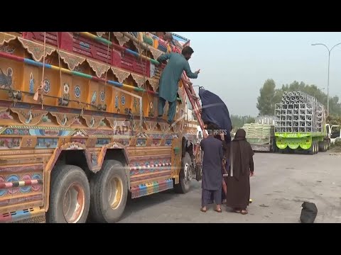 afghan-families-begin-their-return-as-pakistan-warns-of-mass-deportations-of-refugees