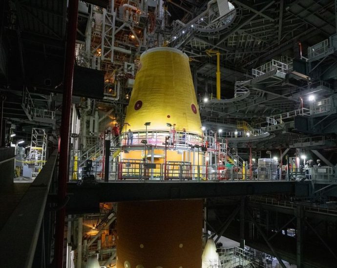 NASA continues stacking its giant Artemis 2 SLS moon rocket (photos)