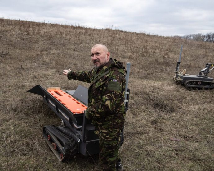 “drone-ambulance-service”:-finnish-volunteer-helps-produce-battlefield-evacuation-drones-in-kharkiv