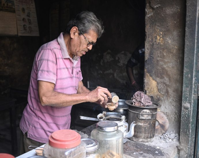 ‘i-always-come-here’:-the-indian-tea-shop-that-runs-on-trust