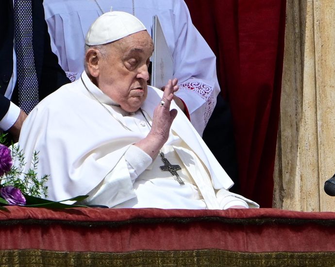 pope-francis-skips-easter-mass,-but-greets-worshippers-from-st.-peter’s-basilica