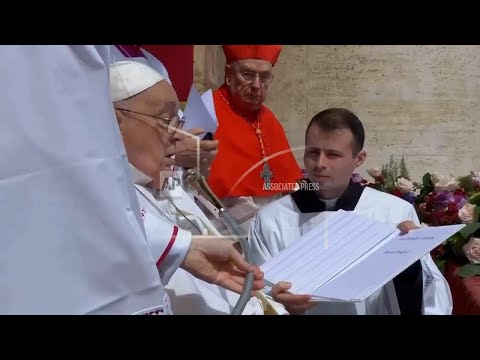 pope-francis-emerges-from-convalescence-on-easter,-delights-crowd-with-popemobile-tour