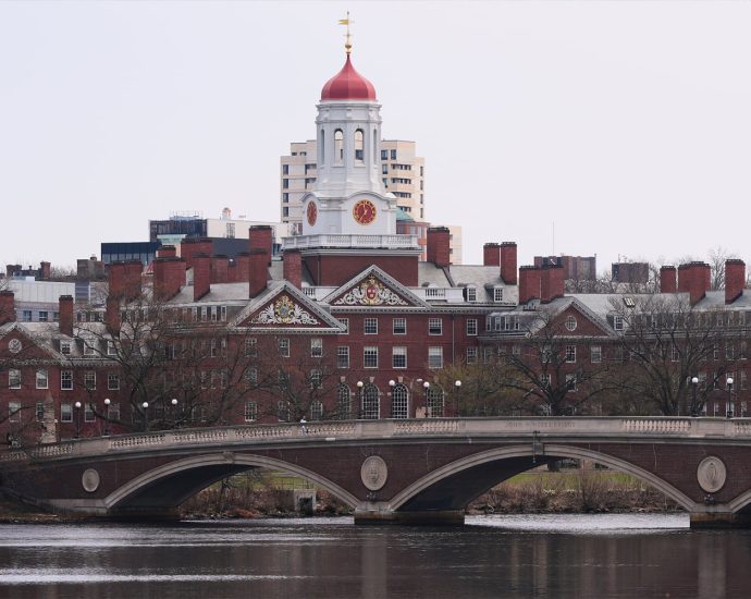 police-investigate-shooting-on-subway-platform-that-led-harvard-students-shelter-in-place