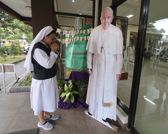 people-around-the-world-mourn-the-death-of-pope-francis