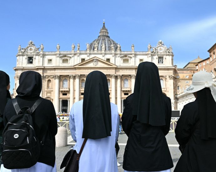 vatican-visitors-saddened-by-death-of-pope-francis