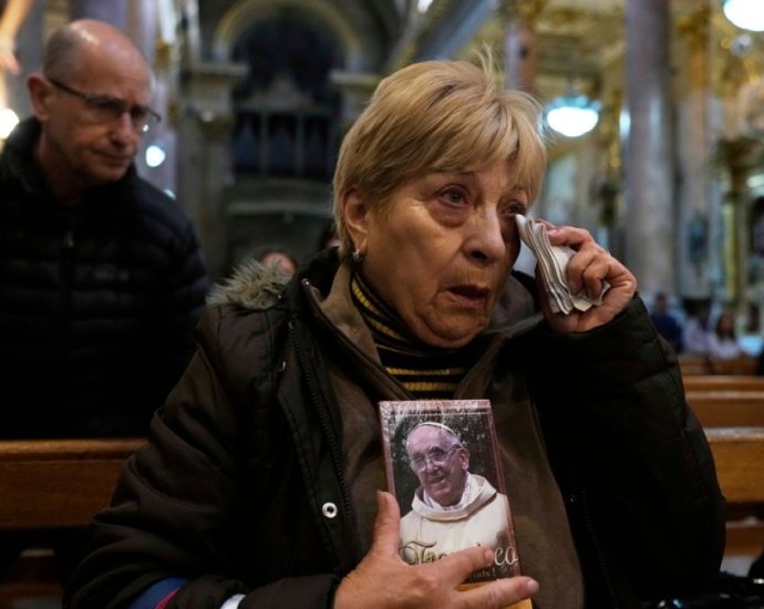 ‘father-of-the-poor’:-argentinians-mourn-compatriot-pope-francis