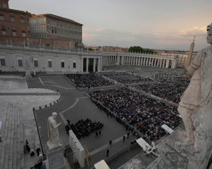 rosary-prayer-for-late-pope-francis-led-by-cardinal-mauro-gambetti-in-st-peter’s-square