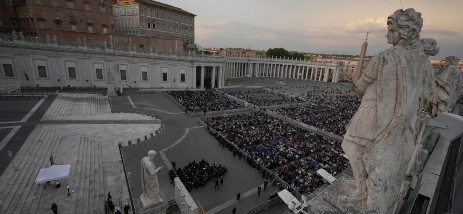 rosary-prayer-for-late-pope-francis-led-by-cardinal-mauro-gambetti-in-st-peter’s-square