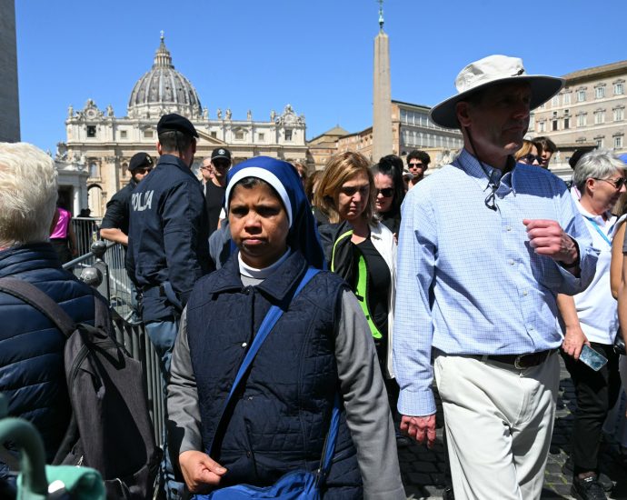 in-vatican-city,-mourners-and-the-curious-gather-after-pope-francis-dies