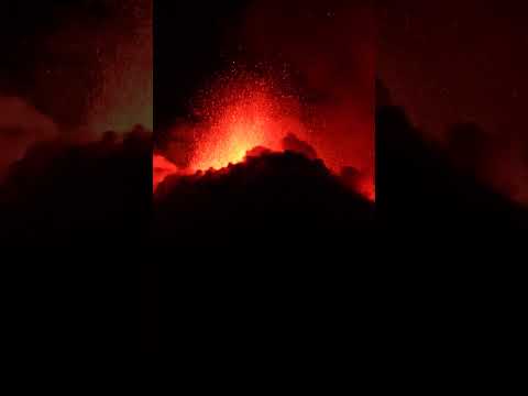 mount-etna-eruption-lights-up-italy’s-night-sky