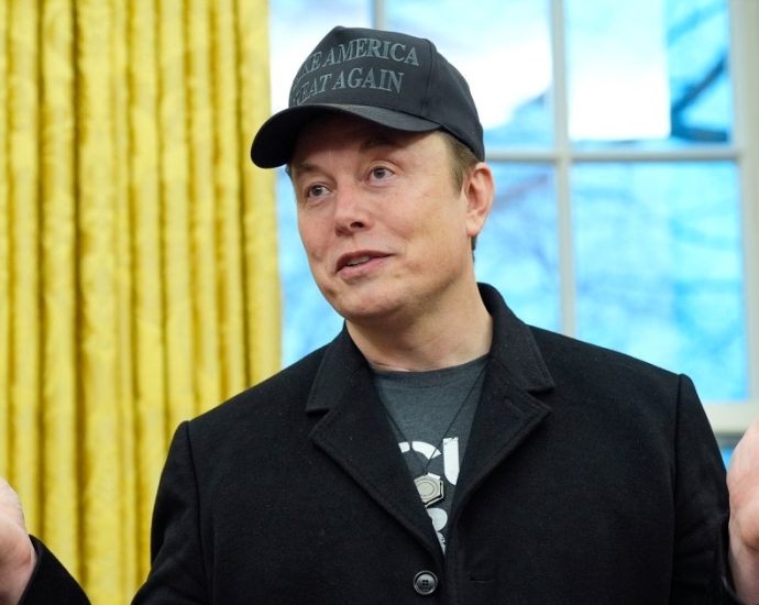 musk-says-he’ll-spend-less-time-working-with-the-traitor-after-tesla-profits-sink