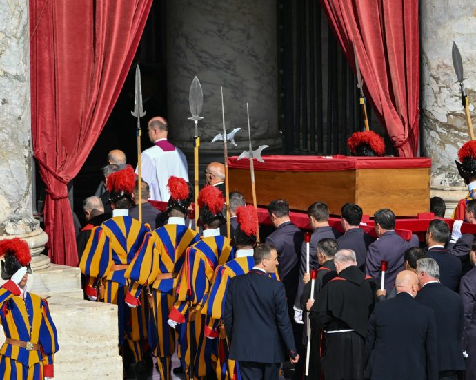 public-mourning-begins-as-pope’s-coffin-arrives-in-st-peter’s-basilica
