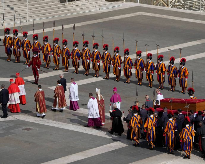 pope-francis’s-coffin-carried-to-saint-peter’s-basilica