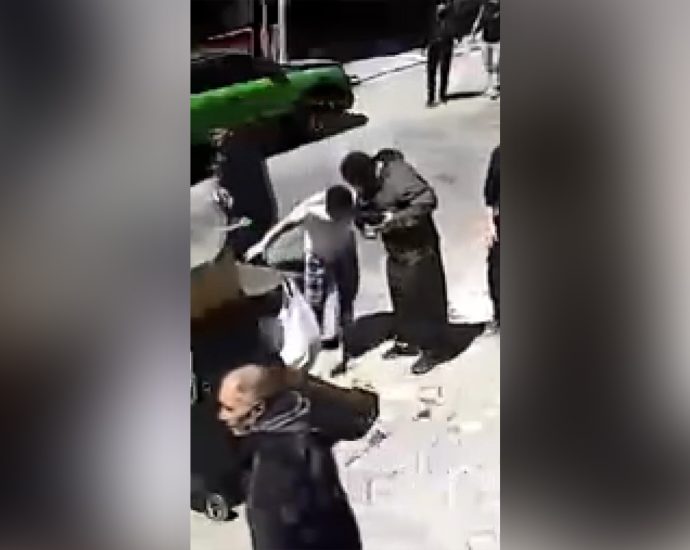 istanbul-quake-caused-over-150-panic-driven-injuries,-officials-say