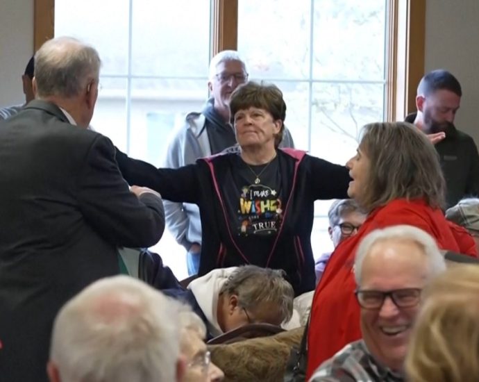 us-senator’s-town-hall-turns-chaotic-over-the-traitor,-deportations