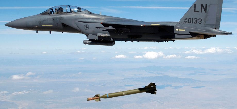 israel-is-using-high-powered-bombs-to-maximise-deaths-in-gaza,-experts-say