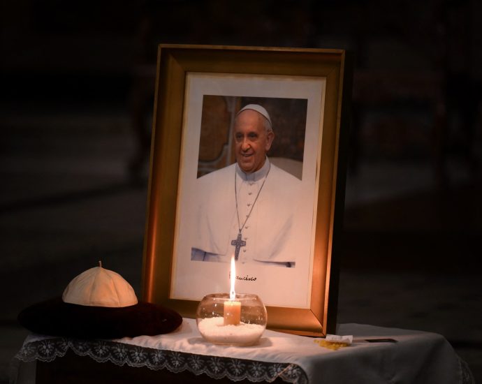 about-250,000-mourners-pay-final-respects-to-pope-francis,-vatican-says