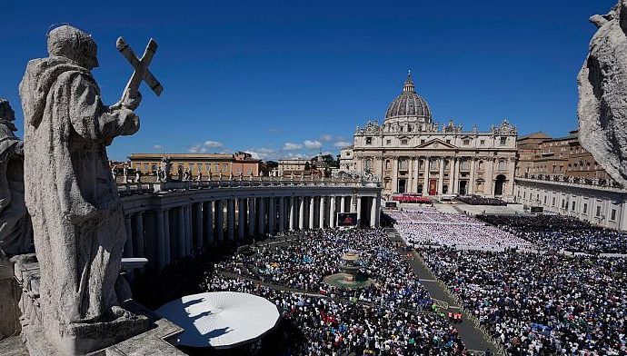 in-pictures:-pope-francis-buried,-mourned-by-hundreds-of-thousands