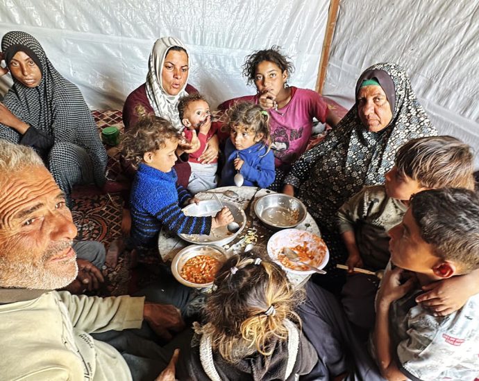 scratching-out-a-life-in-the-ruins:-a-day-in-the-life-of-a-family-in-gaza