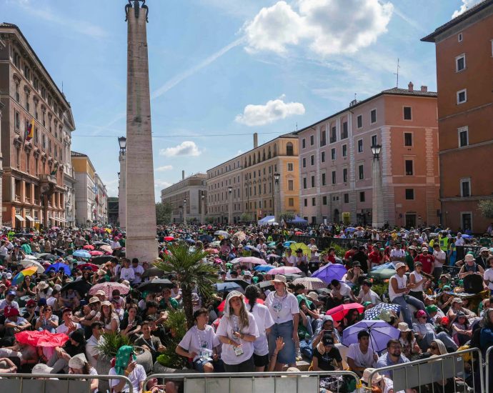 thousands-visit-pope-francis-tomb-in-rome-day-after-funeral