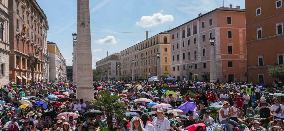 thousands-visit-pope-francis-tomb-in-rome-day-after-funeral