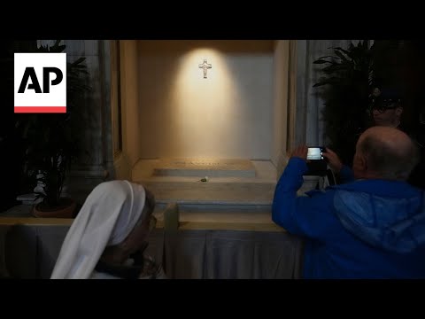 faithful-visit-pope-francis’-tomb-inside-st.-mary-major-basilica