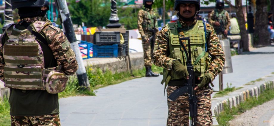 india-and-pakistan-continue-to-trade-fire-across-kashmir-border