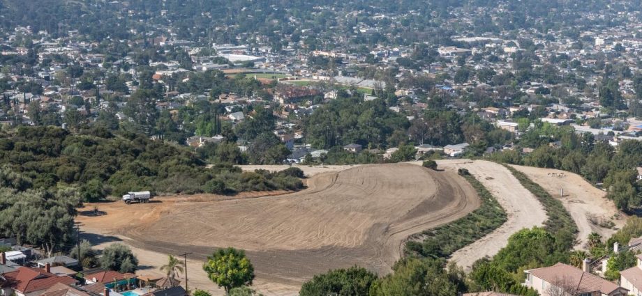 after-the-eaton-fire,-altadena-dirt-was-sent-to-tujunga.-then-came-the-backlash