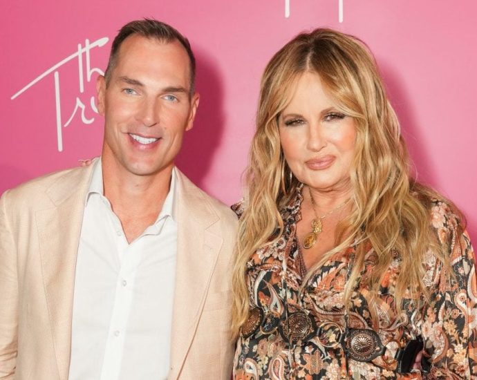 jennifer-coolidge-almost-‘got-lucky’-hanging-out-with-the-gays-at-the-tryst-puerto-vallarta