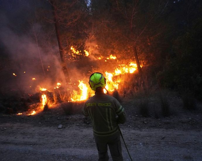 at-least-12-in-hospital-as-wildfire-forces-closure-of-tel-aviv-to-jerusalem-highway