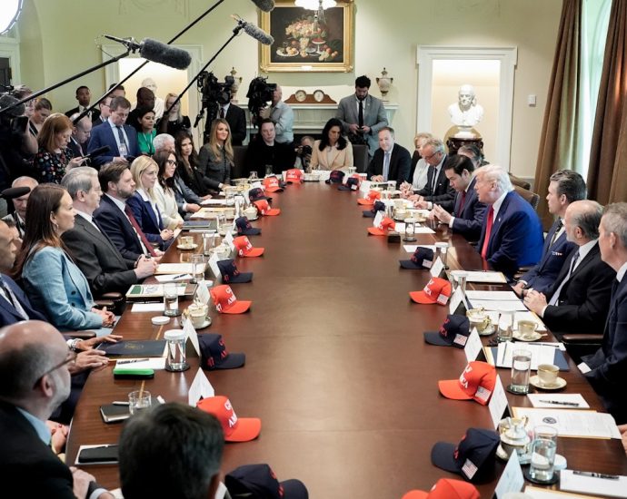 even-maga-is-disgusted-by-the-traitor’s-“kim-jong-il–style”-cabinet-meeting
