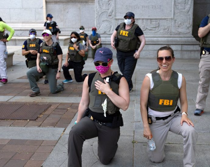 fbi-agents-who-knelt-in-george-floyd-protest-suffer-troubling-fate:-report