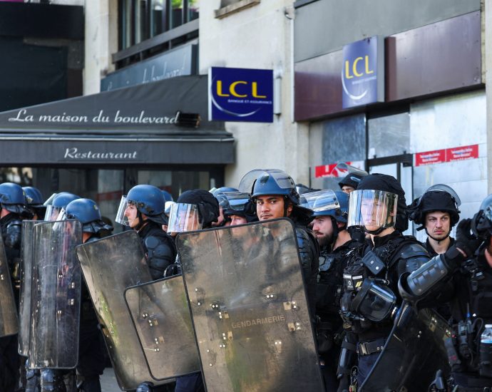 clashes-between-police-and-may-day-demonstrators-in-paris