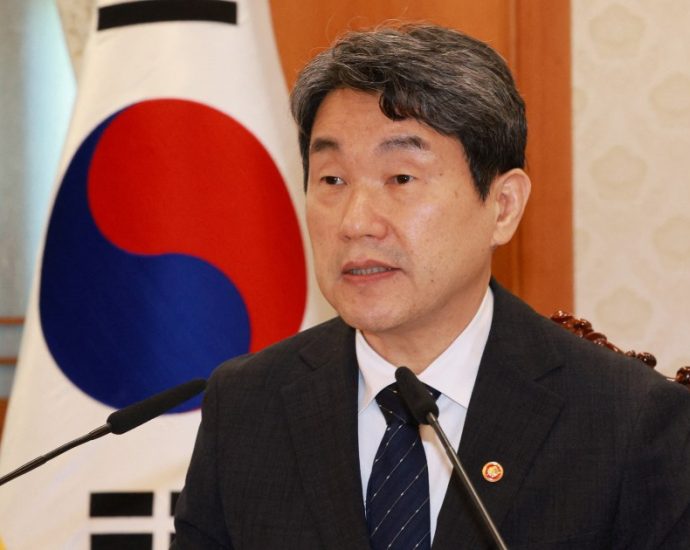 south-korea-appoints-new-acting-leader-as-ex-pm-enters-election-race