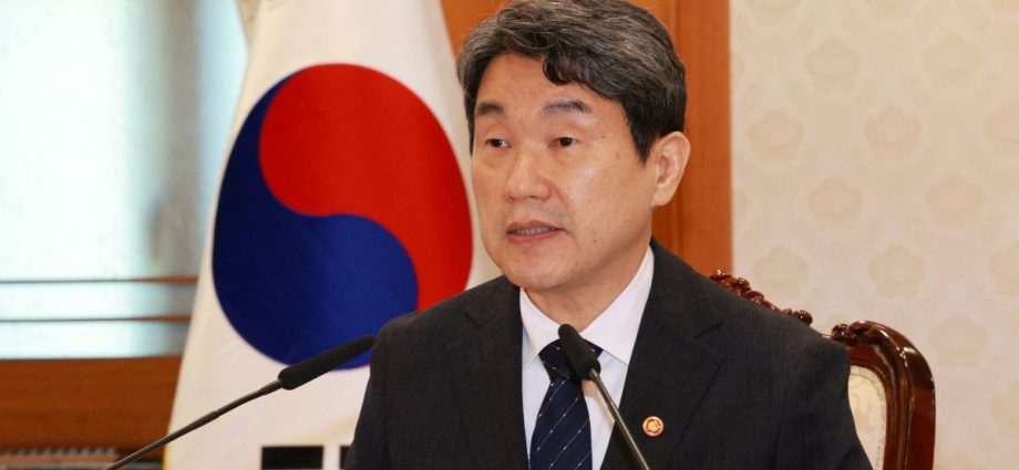 south-korea-appoints-new-acting-leader-as-ex-pm-enters-election-race