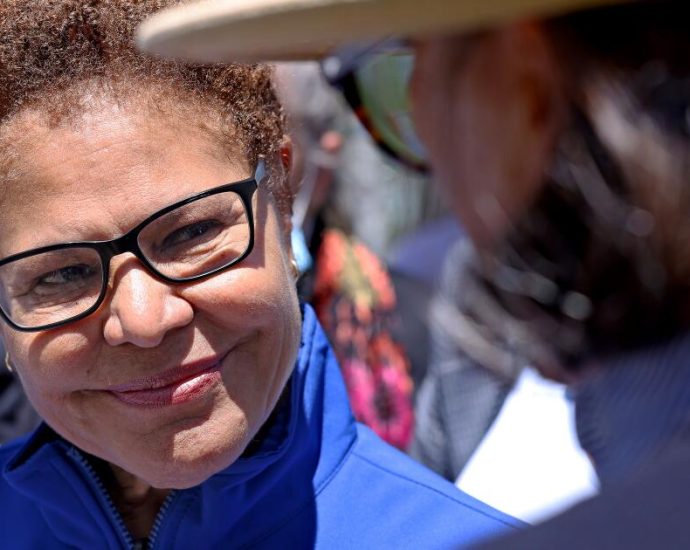 climate-change-is-cooking-los-angeles.-does-karen-bass-care?