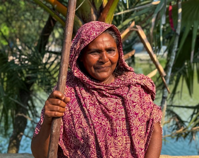 the-woman-braving-tigers,-crocodiles-and-pirates-in-bangladesh’s-mangroves