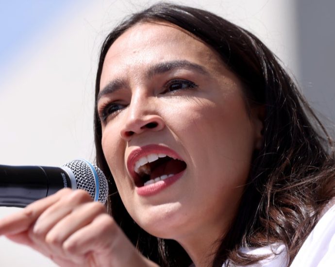 ‘do-i-look-like-i-care?’:-aoc-shreds-the-traitor’s-border-czar-in-blunt-free-speech-reminder