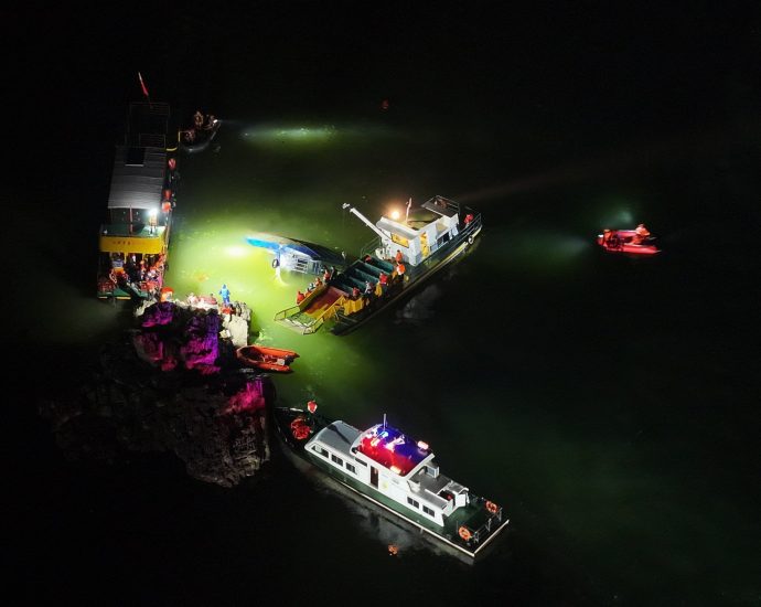 storm-kills-10-in-china-as-tourist-boats-capsize